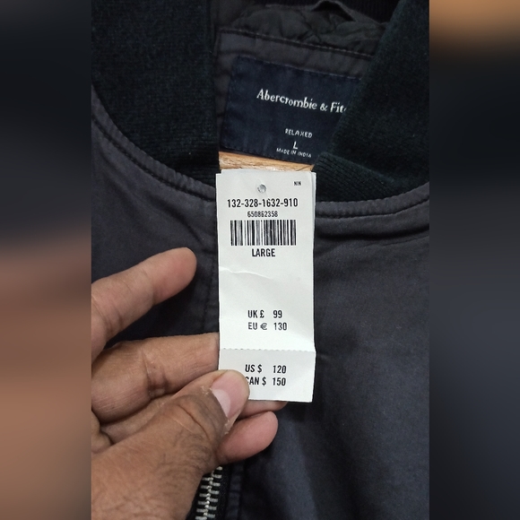 Abercrombie & Fitch - Picture 3 of 9